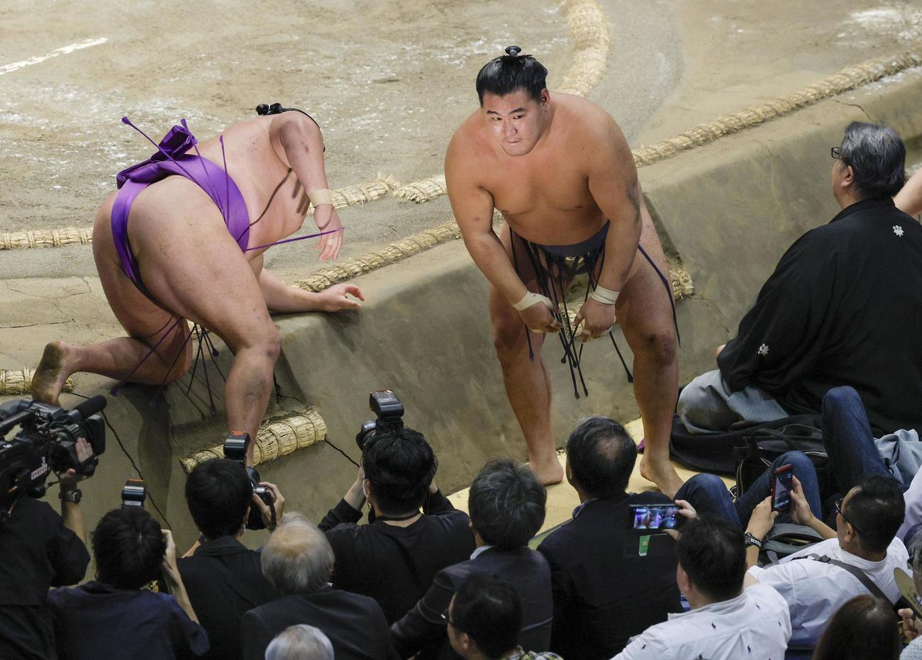 尊富士（左）を小手投げで下した豊昇龍（共同）