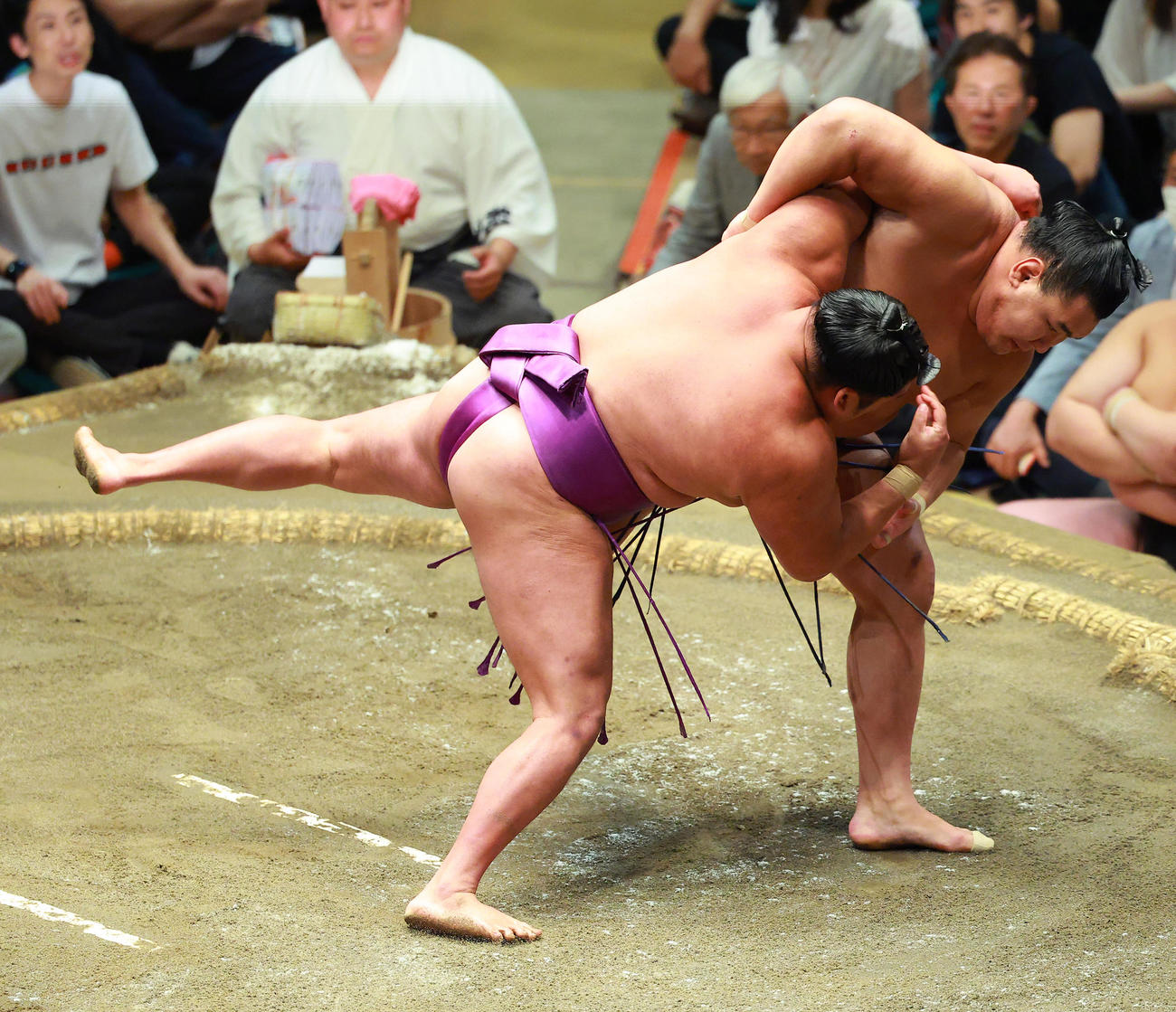 尊富士（左）を小手投げで破る豊昇龍（撮影・中島郁夫）