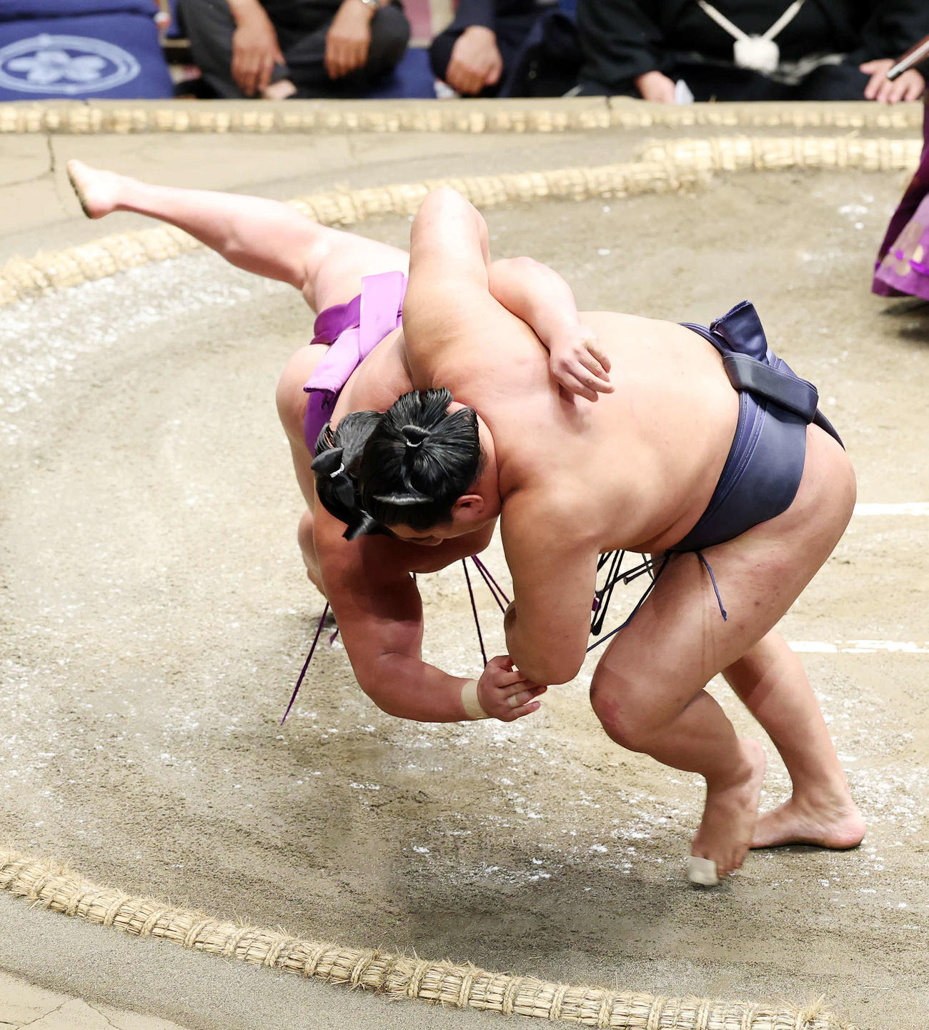 尊富士（左）を小手投げで破る豊昇龍（撮影・鈴木正人）
