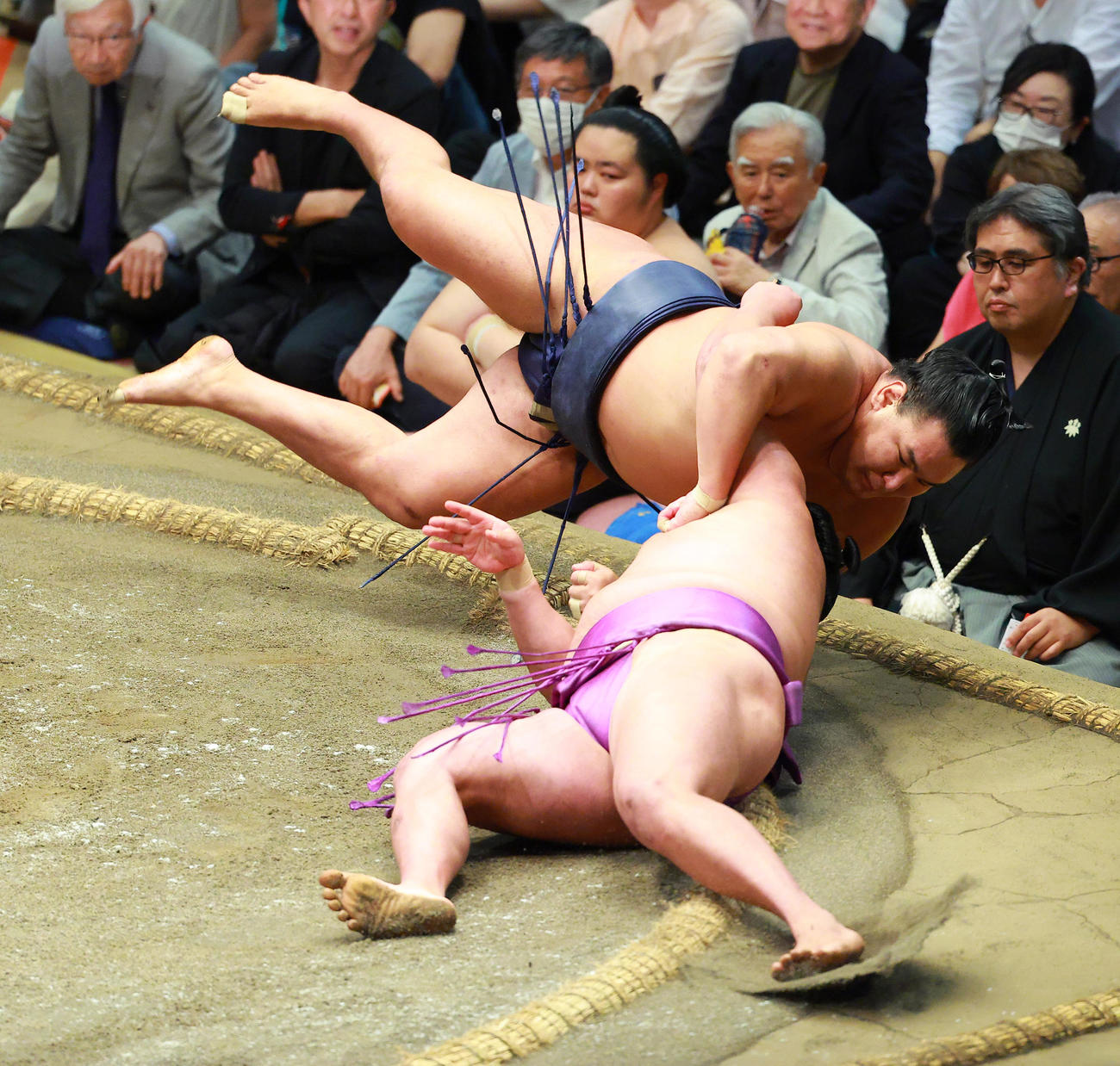 尊富士（左）を小手投げで破る豊昇龍（撮影・中島郁夫）