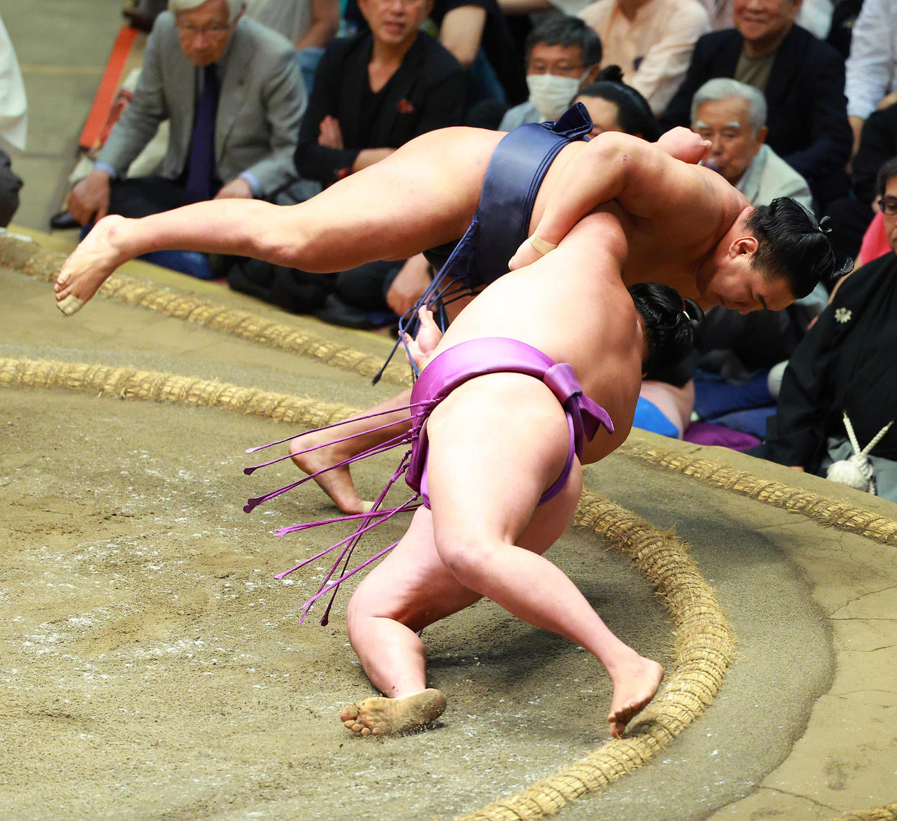 尊富士（左）を小手投げで破る豊昇龍（撮影・中島郁夫）