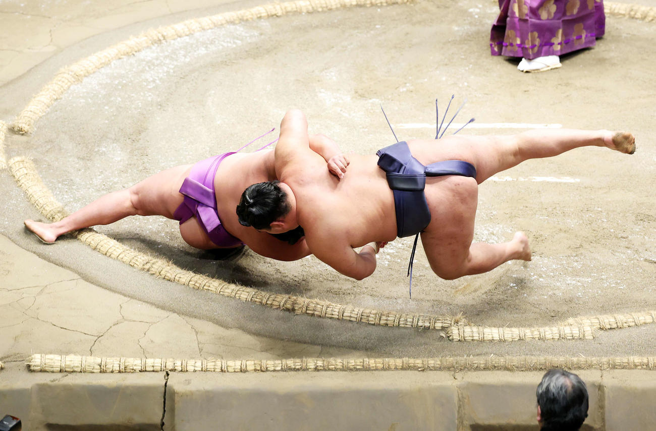 尊富士（左）を小手投げで破る豊昇龍（撮影・鈴木正人）