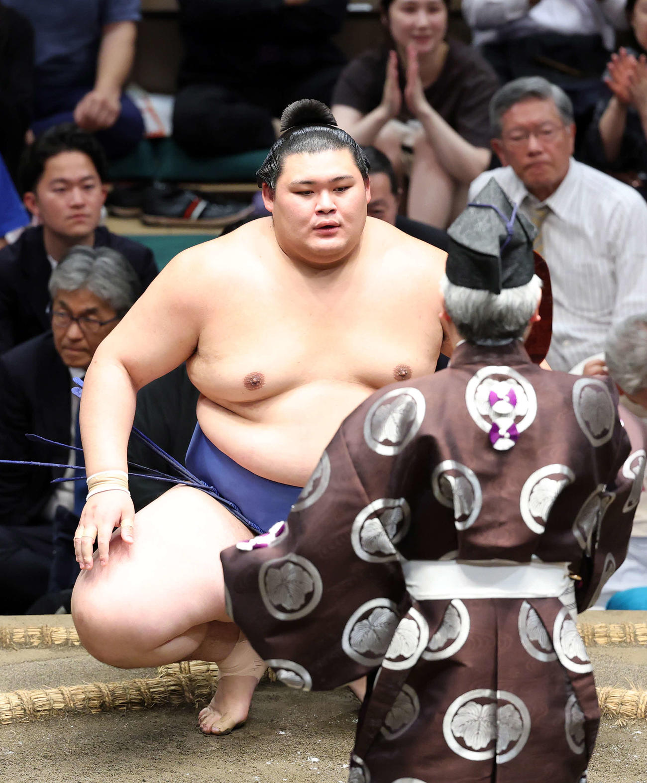 平戸海を押し出しで破り勝ち名乗りを受ける大の里（撮影・鈴木正人）