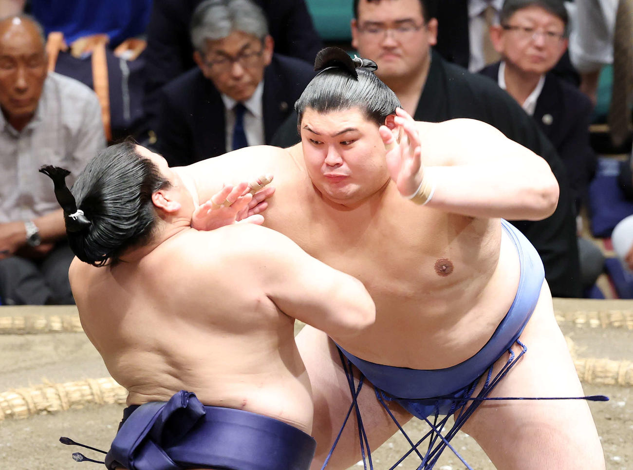 平戸海（左）を攻める大の里（撮影・鈴木正人）