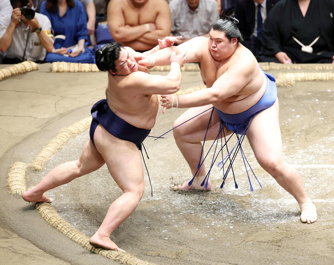 平戸海（左）を押し出しで破る大の里（撮影・鈴木正人）