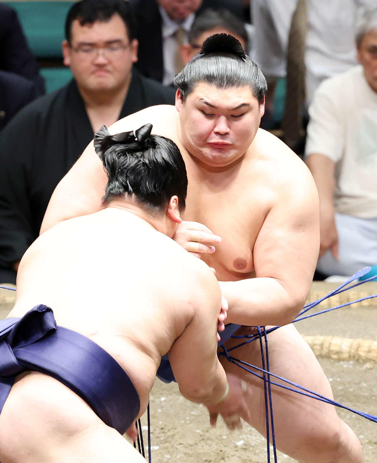 平戸海（手前）を攻める大の里（撮影・鈴木正人）