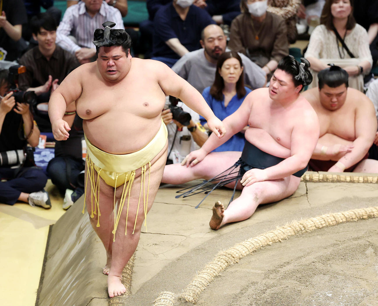 時疾風（右）を上手投げで破った嘉陽（撮影・鈴木正人）