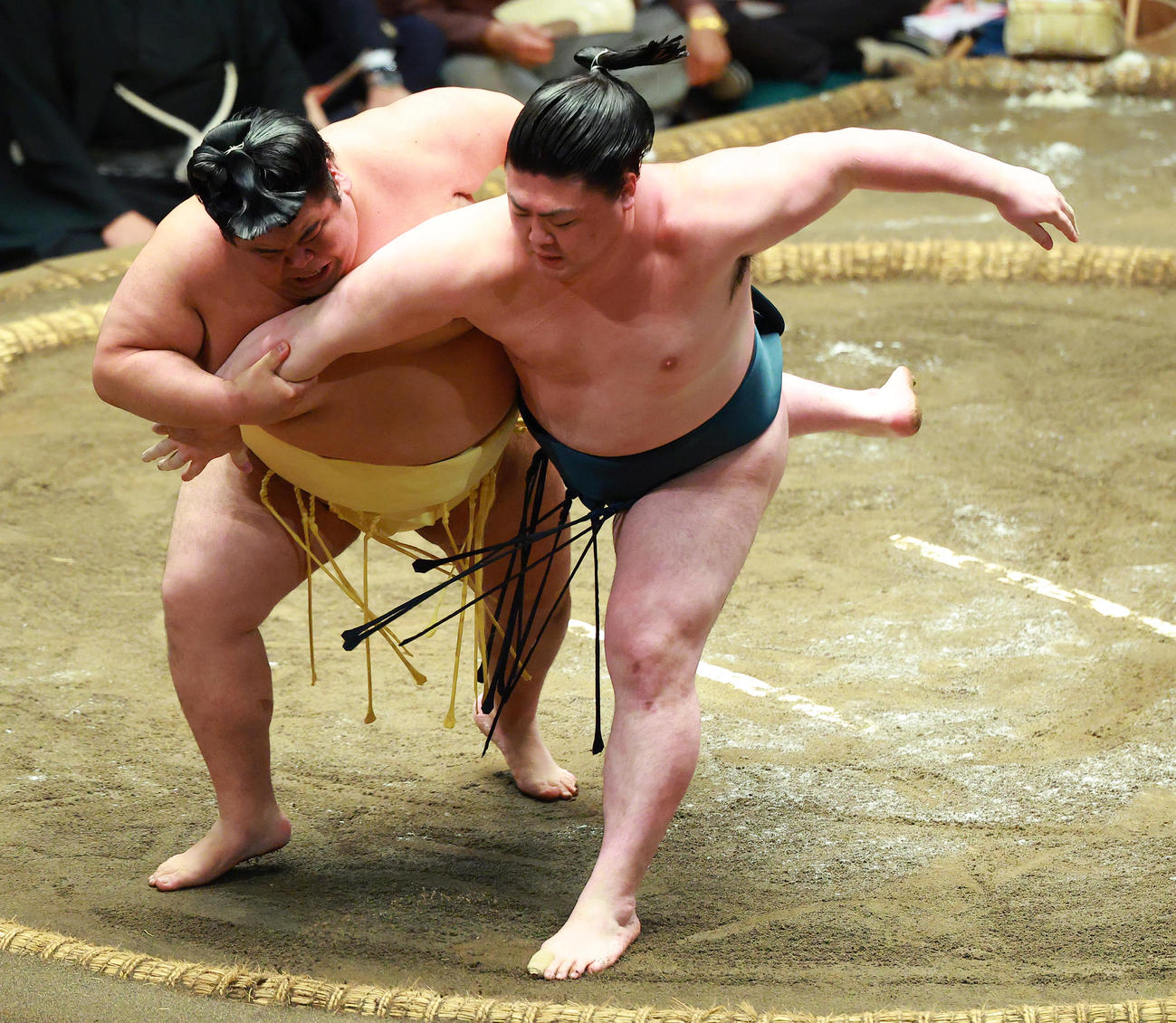 時疾風（右）を上手投げで破る嘉陽（撮影・中島郁夫）