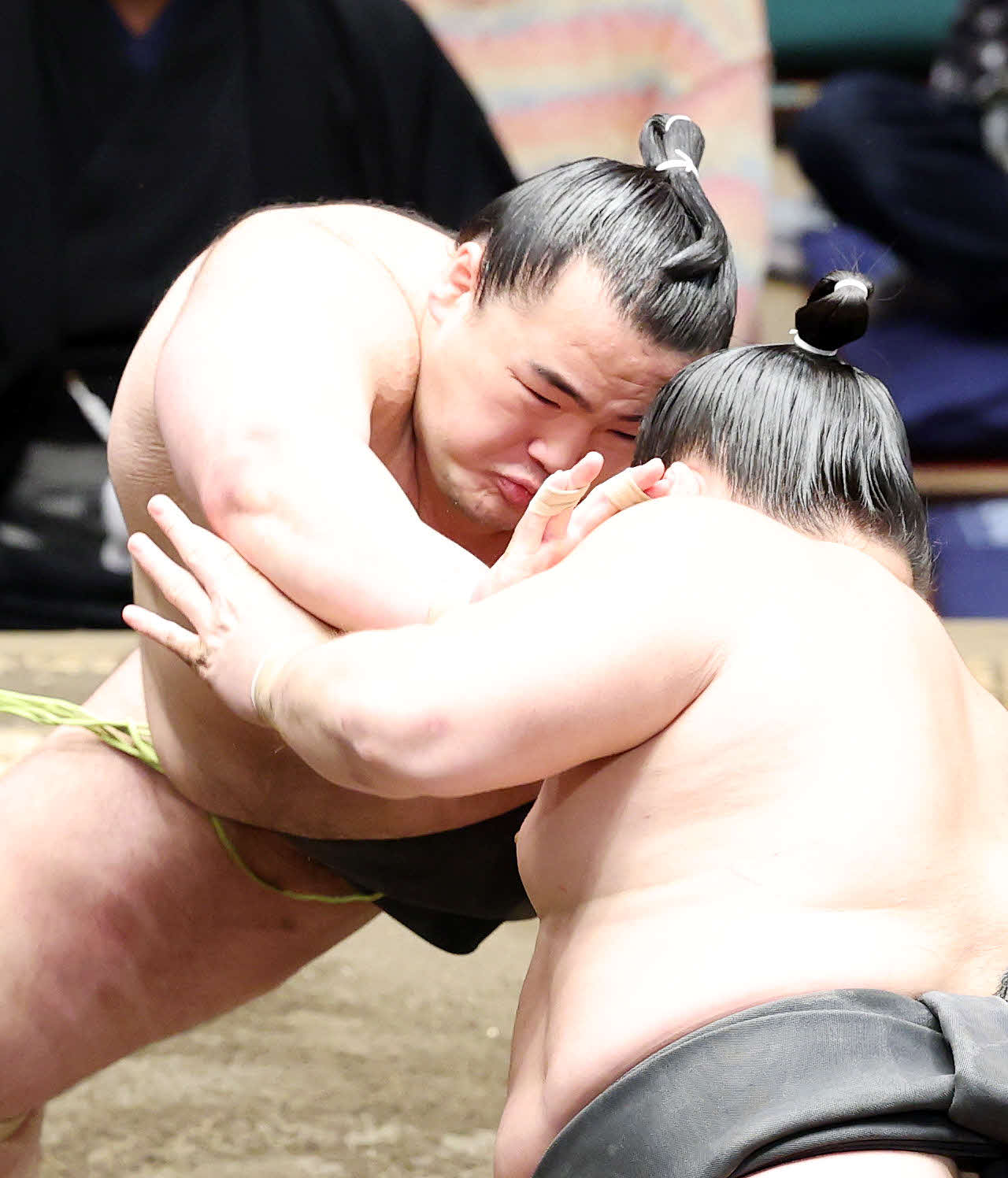 西ノ龍（右）を攻める大辻（撮影・鈴木正人）