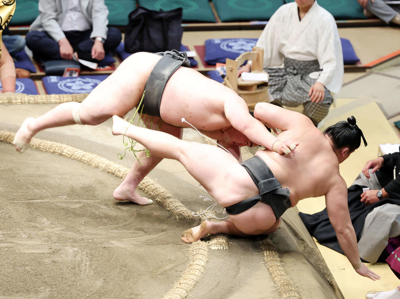 西ノ龍（右）を寄り倒しで破る大辻（撮影・鈴木正人）