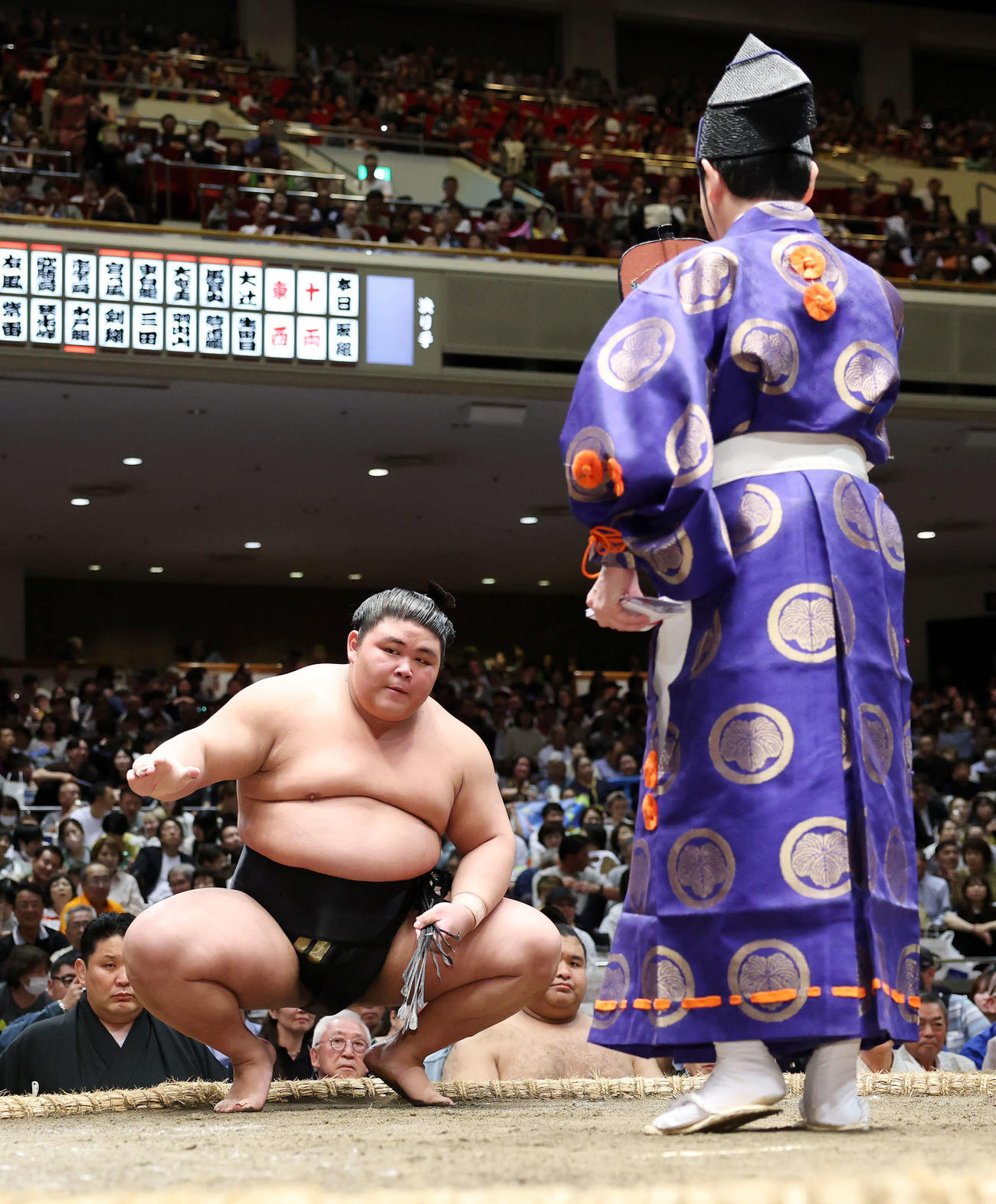 一山本を押し出しで破り勝ち名乗りを受ける伯桜鵬（2025年5月17日撮影）