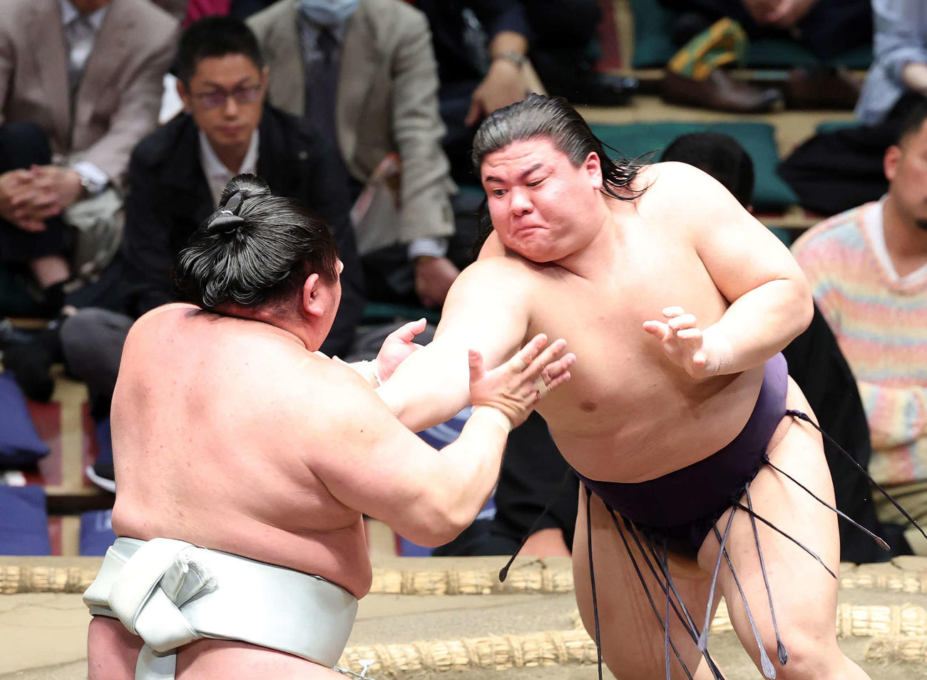 日翔志（左）を攻める草野（撮影・鈴木正人）