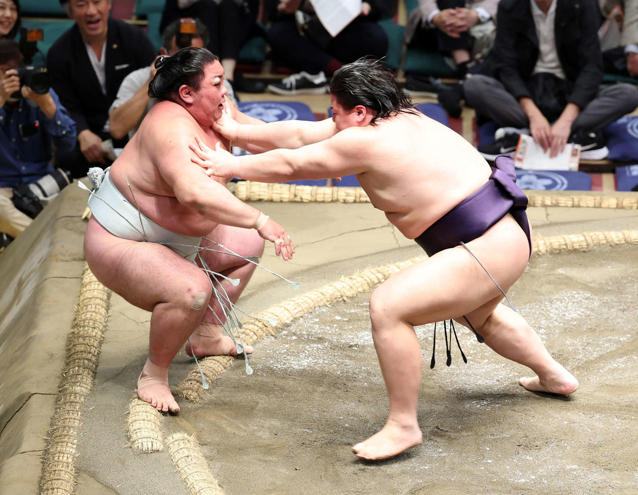 日翔志（左）を押し出しで破る草野（撮影・鈴木正人）