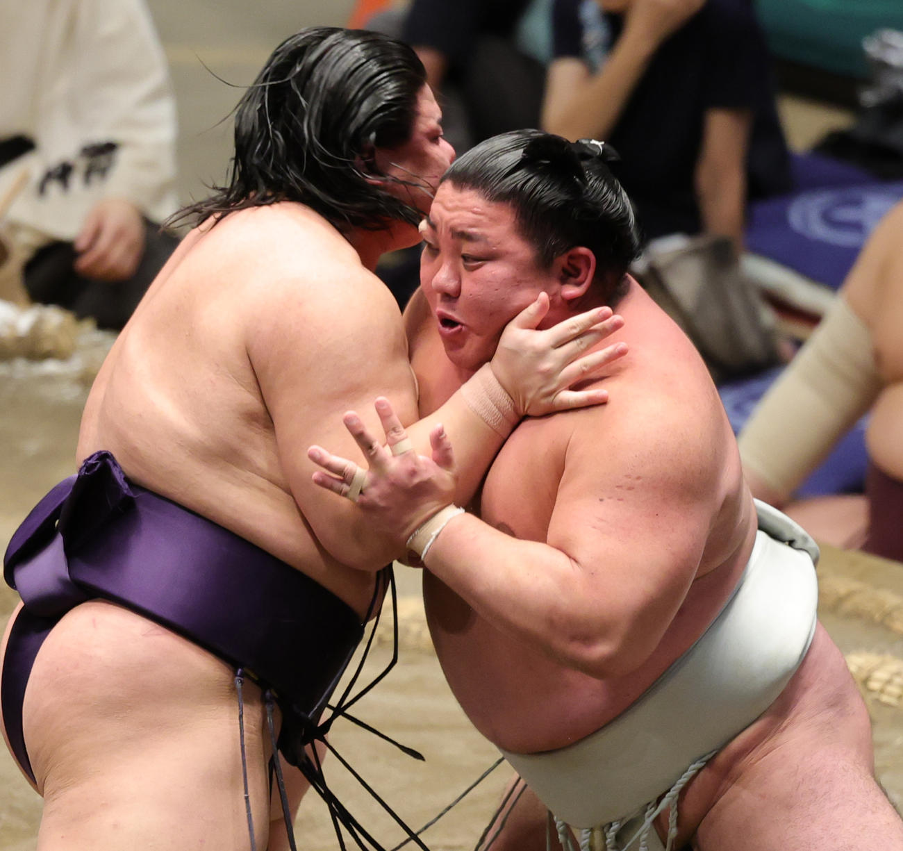 草野（左）とぶつかる日翔志（撮影・野上伸悟）