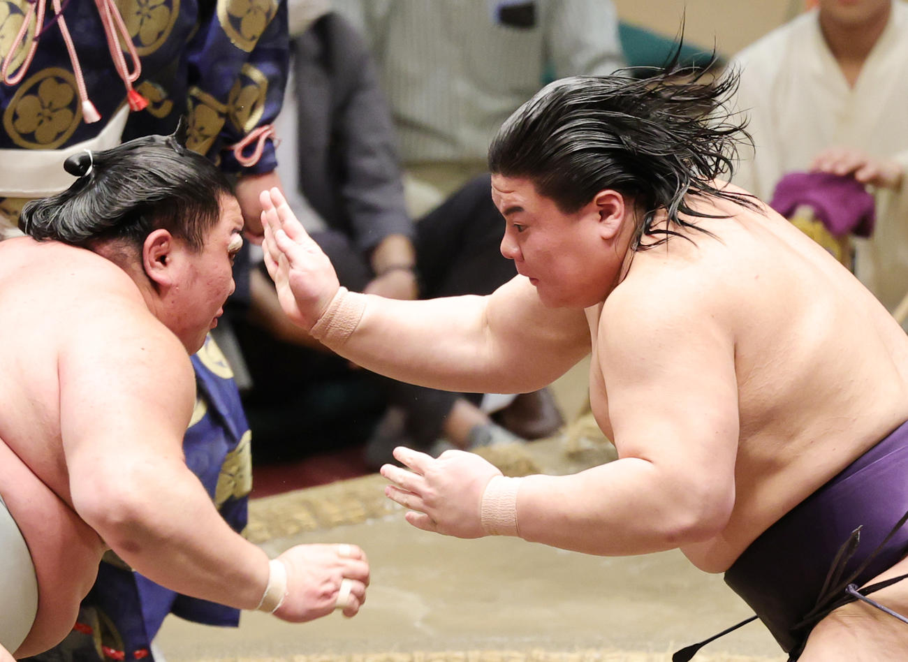 日翔志（左）を押しだしで破った草野（撮影・野上伸悟）