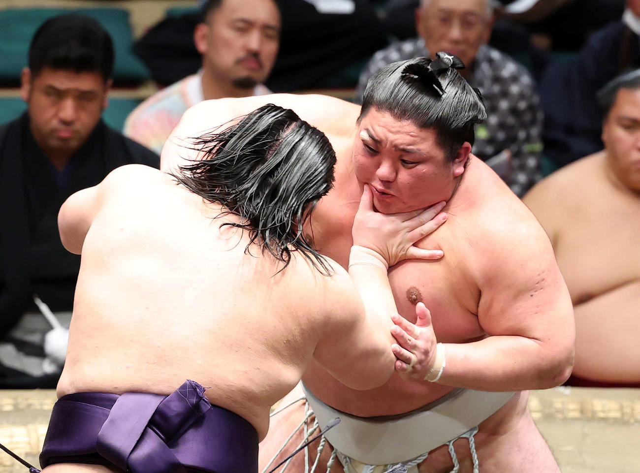 草野（左）を攻める日翔志（撮影・鈴木正人）