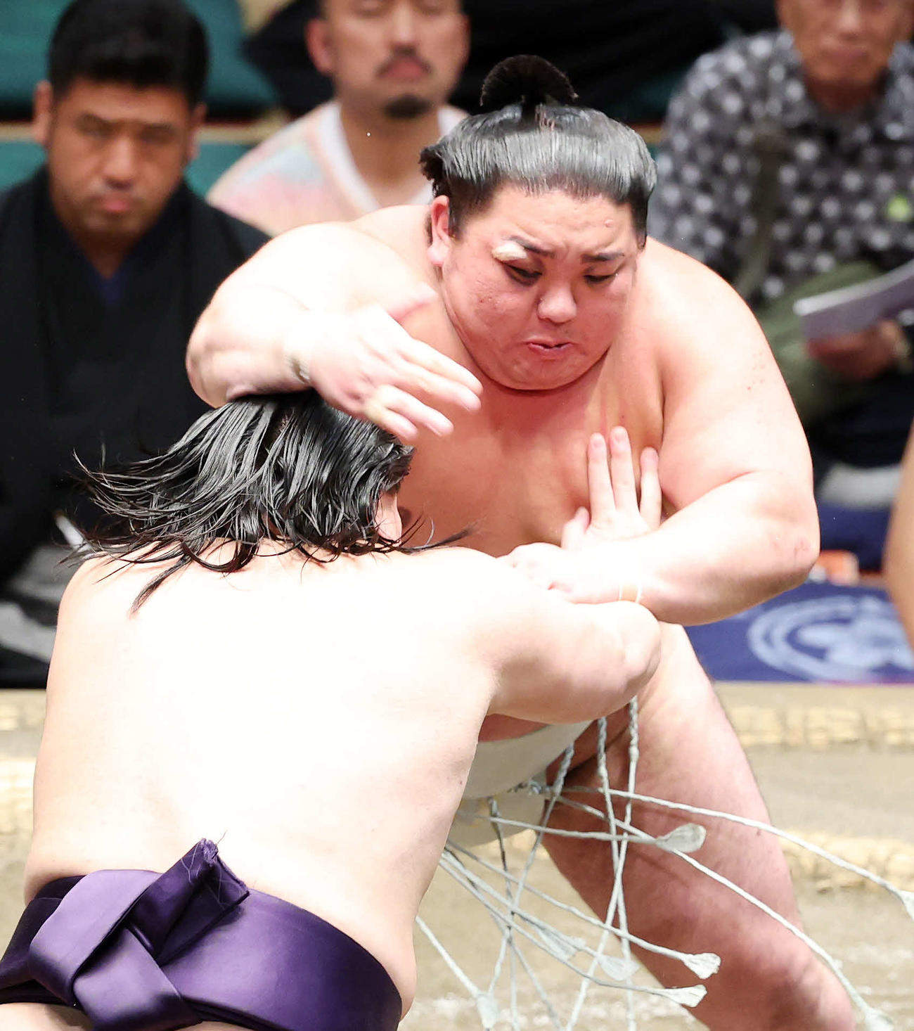 草野（左）を攻める日翔志（撮影・鈴木正人）