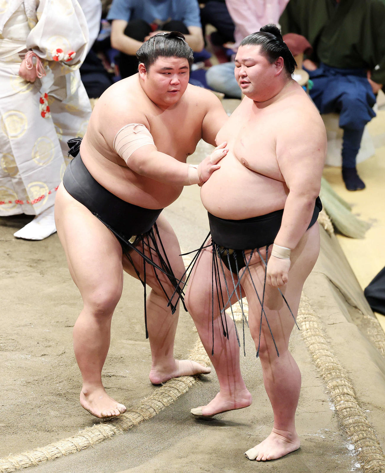 正代（右）を寄り切りで破った伯桜鵬（撮影・鈴木正人）