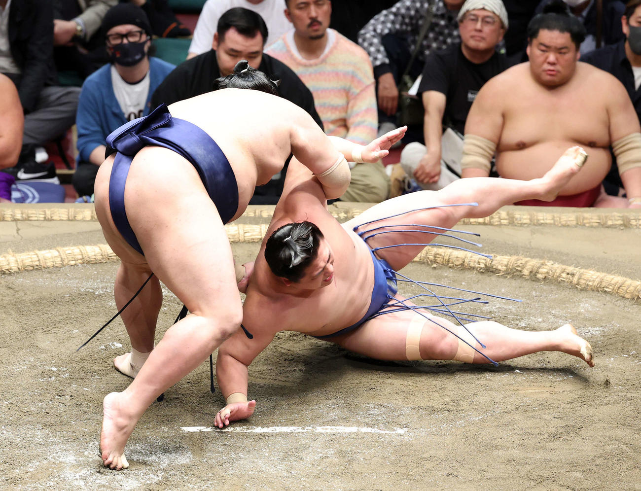 阿炎（左）に引き落としで敗れる若隆景（撮影・鈴木正人）
