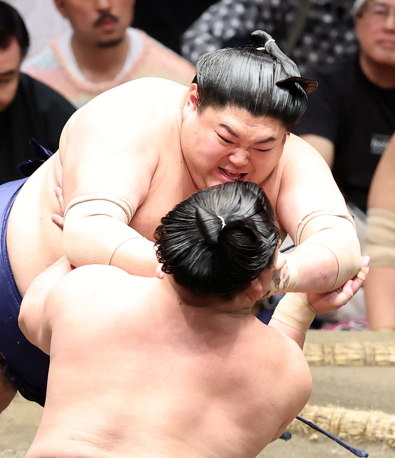 若隆景（手前）を攻める阿炎（撮影・鈴木正人）