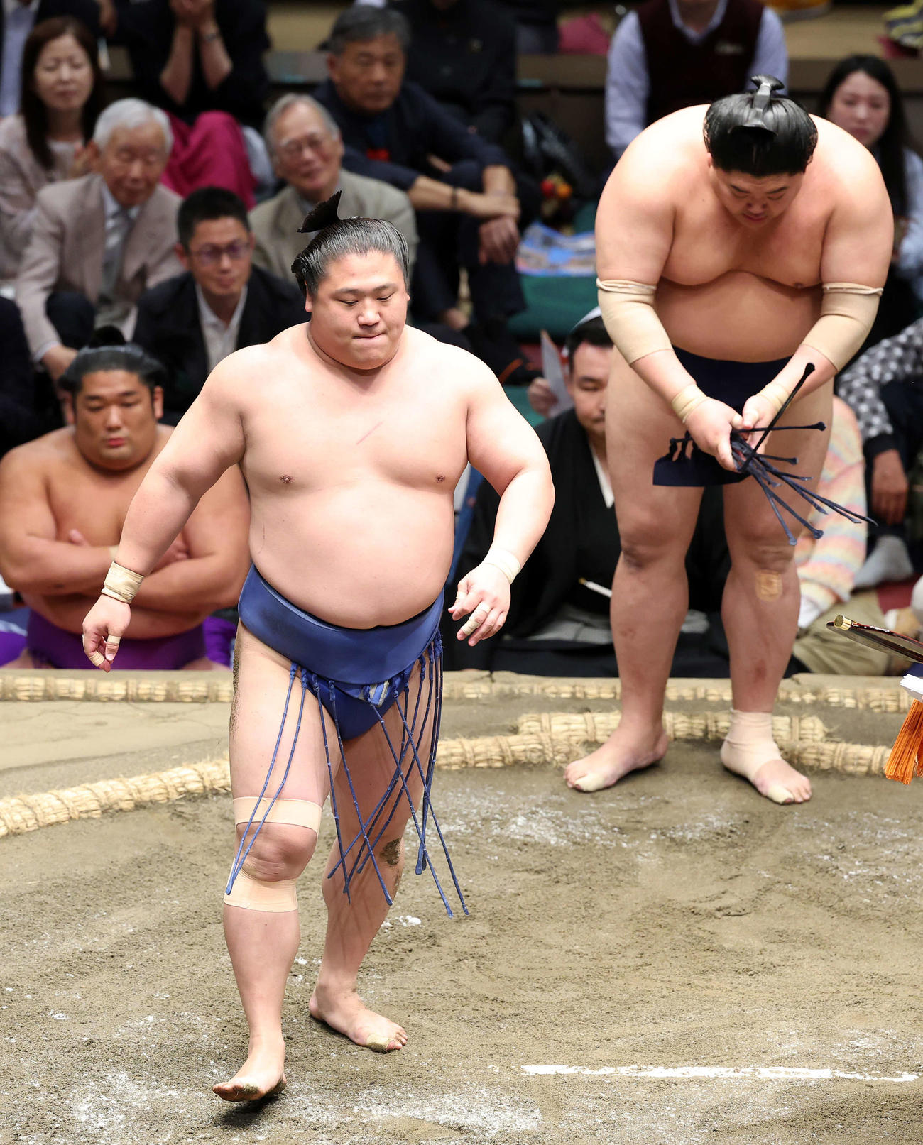阿炎（右）に引き落としで敗れた若隆景（撮影・鈴木正人）
