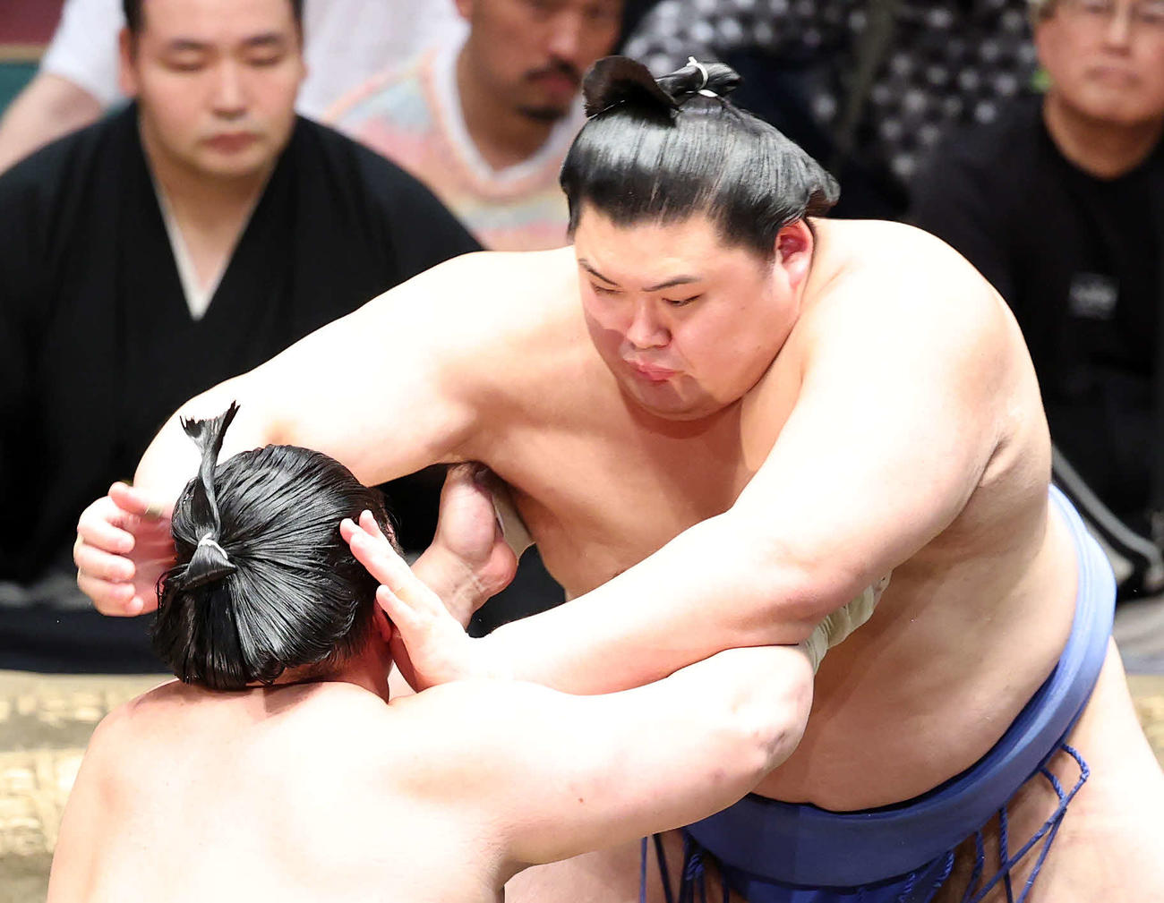 宇良（左）を攻める大の里（撮影・鈴木正人）