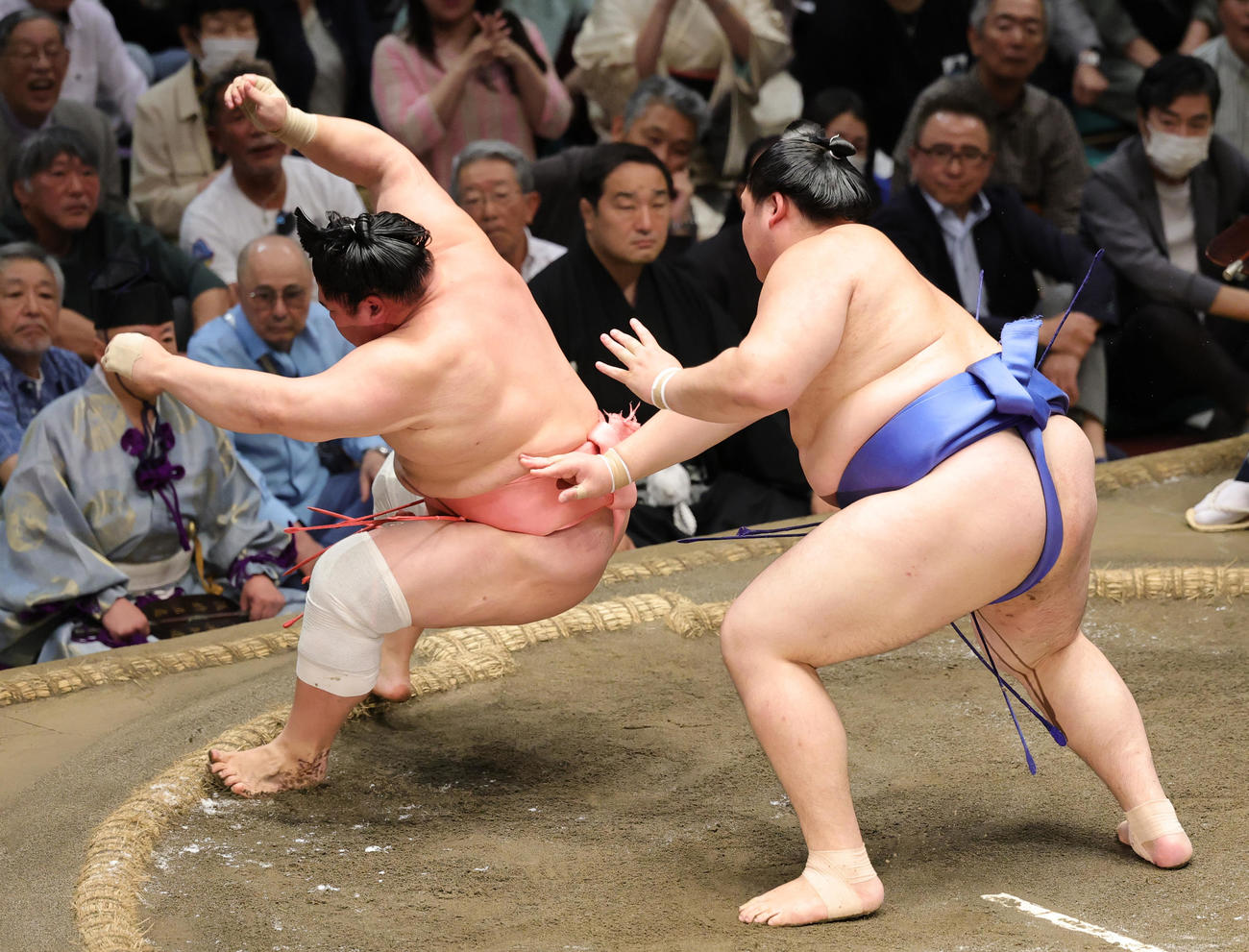 宇良（左）を送り出しで破った大の里（撮影・野上伸悟）