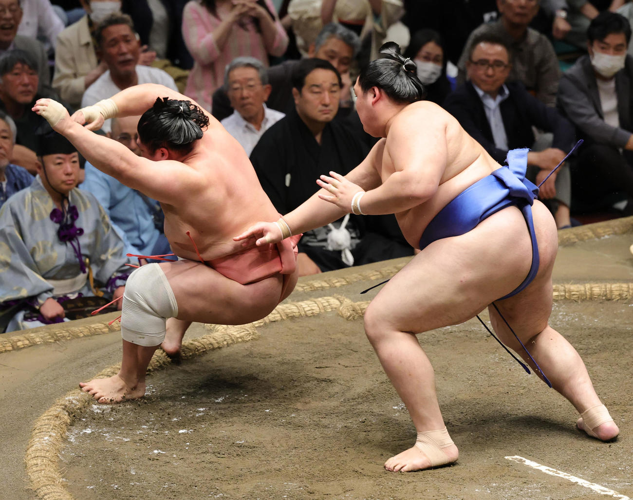 宇良（左）を送り出しで破った大の里（撮影・野上伸悟）