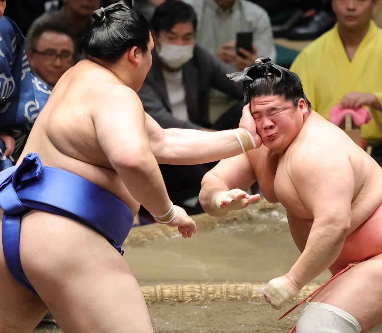 宇良（右）を送り出しで破った大の里（撮影・野上伸悟）