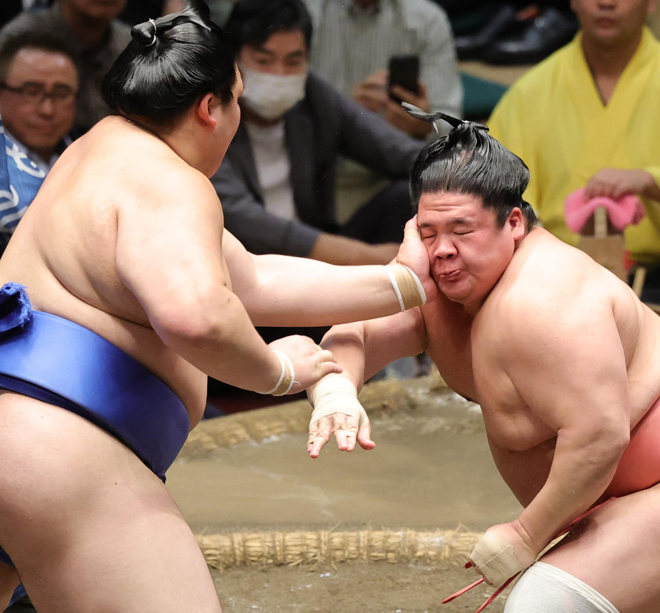宇良（右）を送り出しで破った大の里（撮影・野上伸悟）