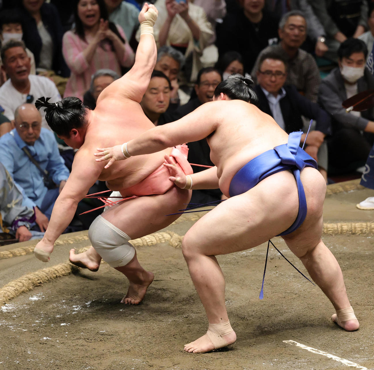 宇良（左）を送り出しで破った大の里（撮影・野上伸悟）