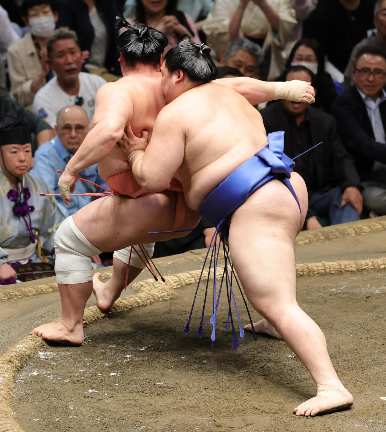 宇良（左）を送り出しで破った大の里（撮影・野上伸悟）