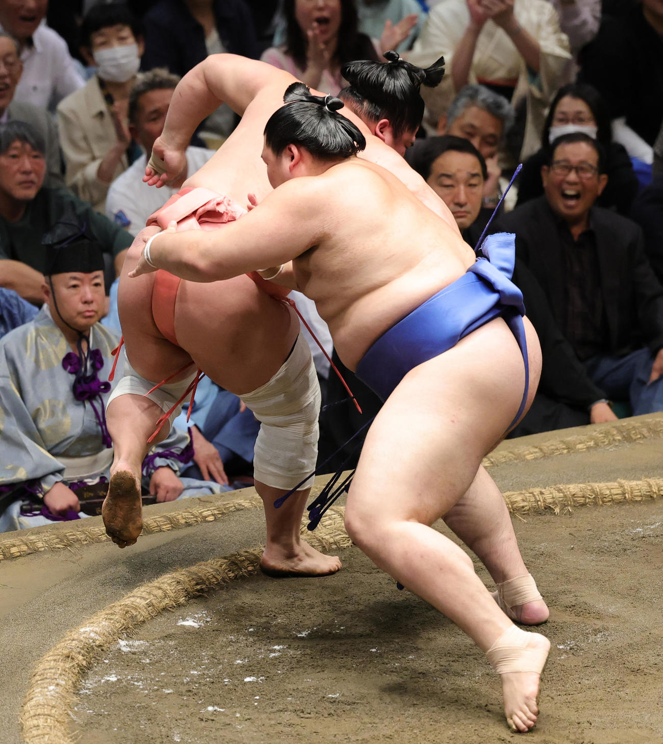 宇良（左）を送り出しで破った大の里（撮影・野上伸悟）