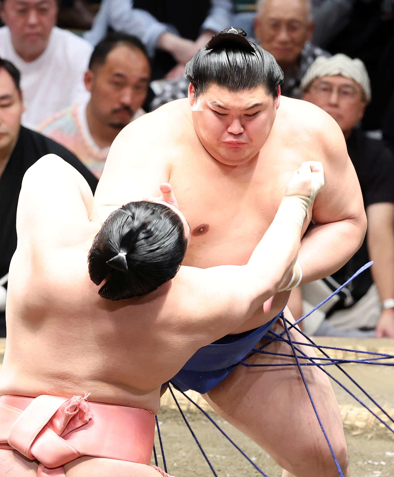 宇良（手前）を攻める大の里（撮影・鈴木正人）