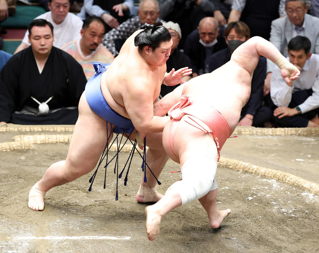 宇良（右）を送り出しで破る大の里（撮影・鈴木正人）