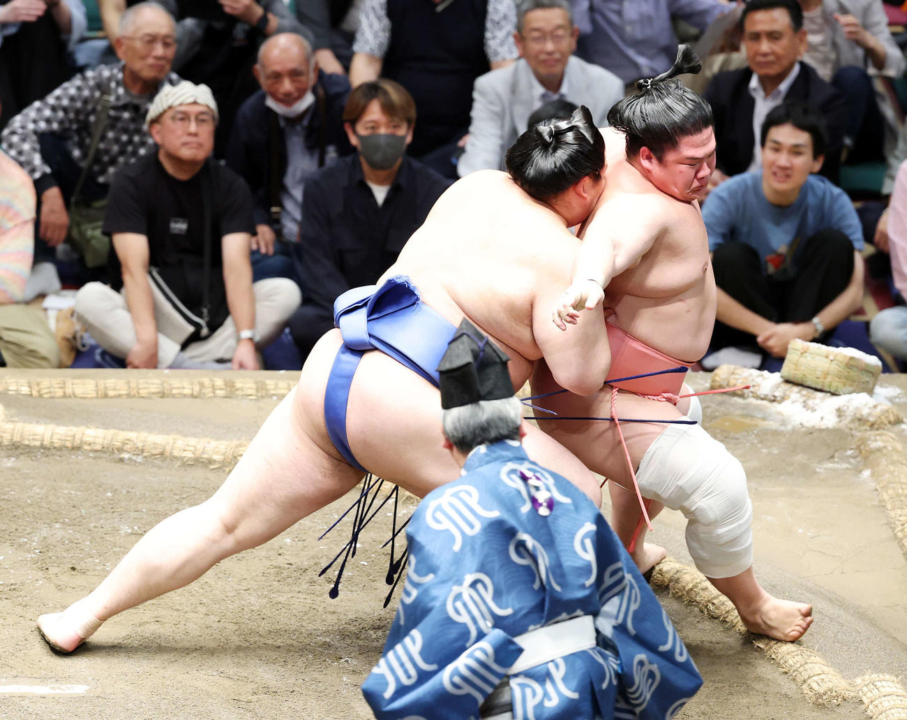 宇良（右）を送り出しで破る大の里（撮影・鈴木正人）