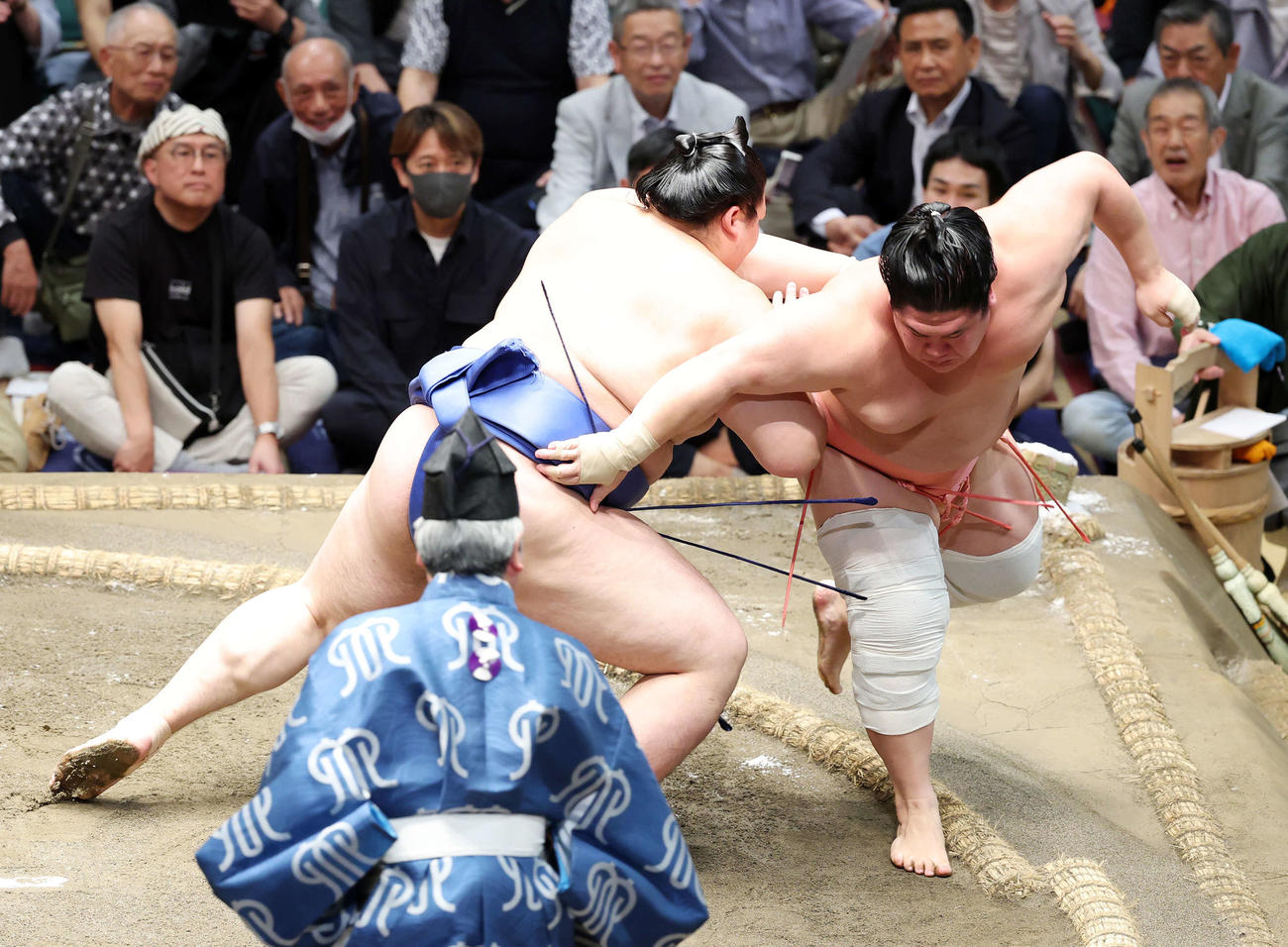 宇良（右）を送り出しで破る大の里（撮影・鈴木正人）