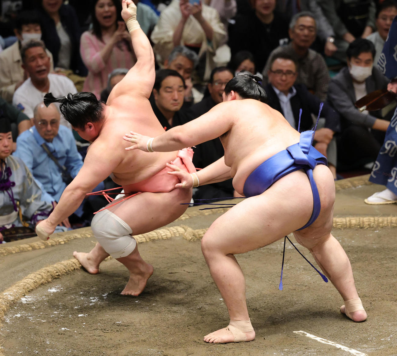 宇良（左）を送り出しで破った大の里（撮影・野上伸悟）