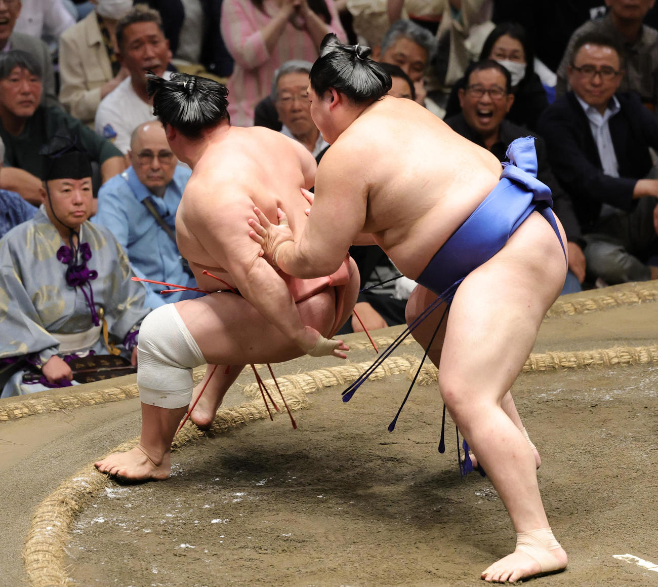 宇良（左）を送り出しで破った大の里（撮影・野上伸悟）