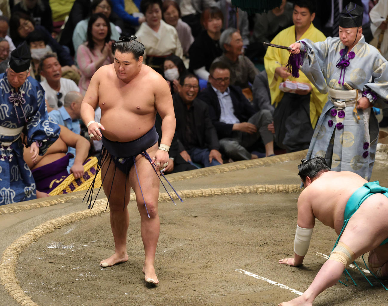 一山本（右）をはたき込みで破った豊昇龍（撮影・野上伸悟）