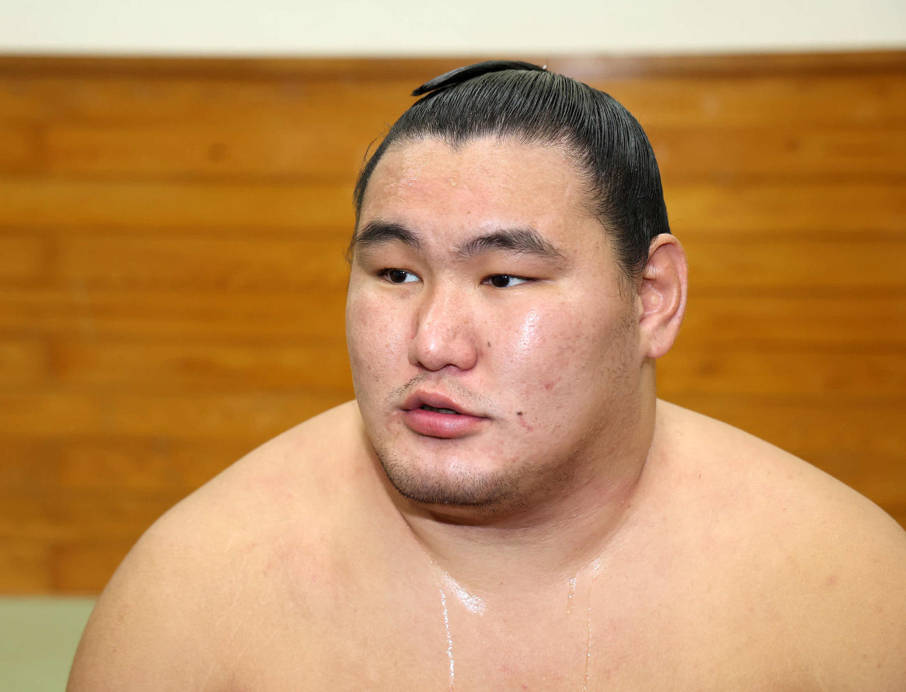 報道陣の質問に答える豊昇龍