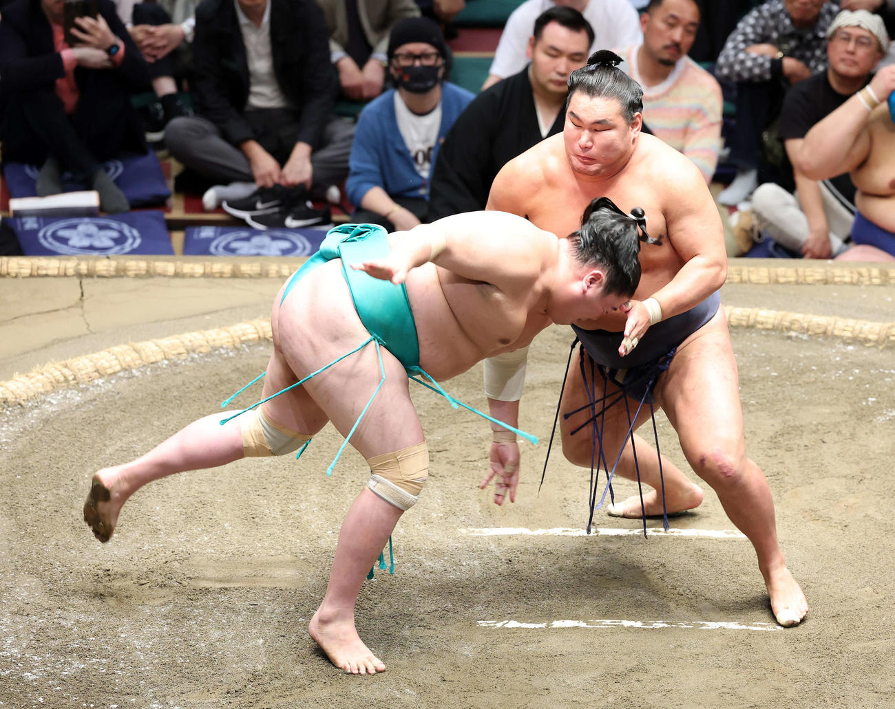 一山本（手前）を攻める豊昇龍（撮影・鈴木正人）