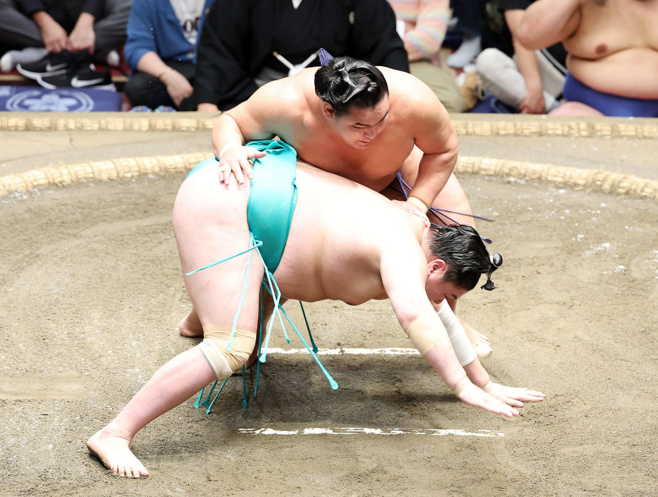 一山本（手前）をはたき込みで破る豊昇龍（撮影・鈴木正人）