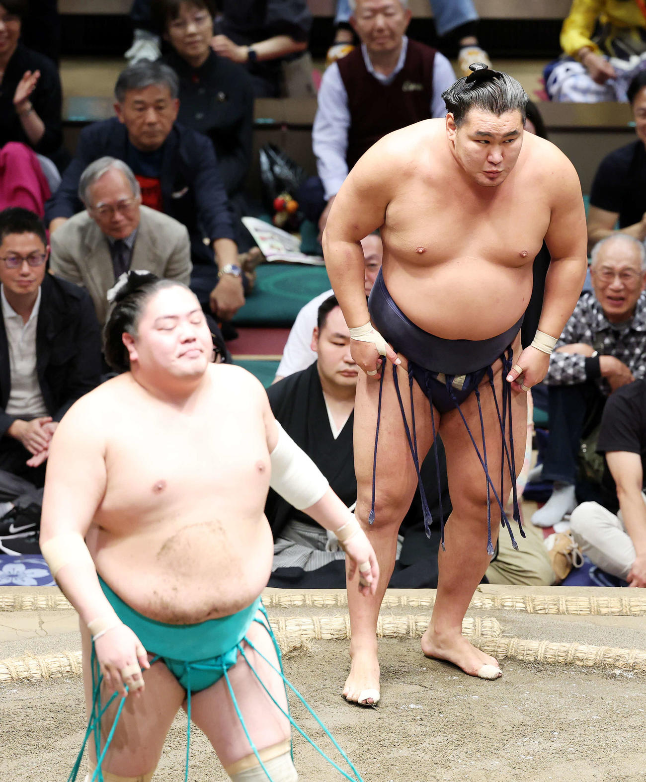 一山本（左）をはたき込みで破った豊昇龍（撮影・鈴木正人）