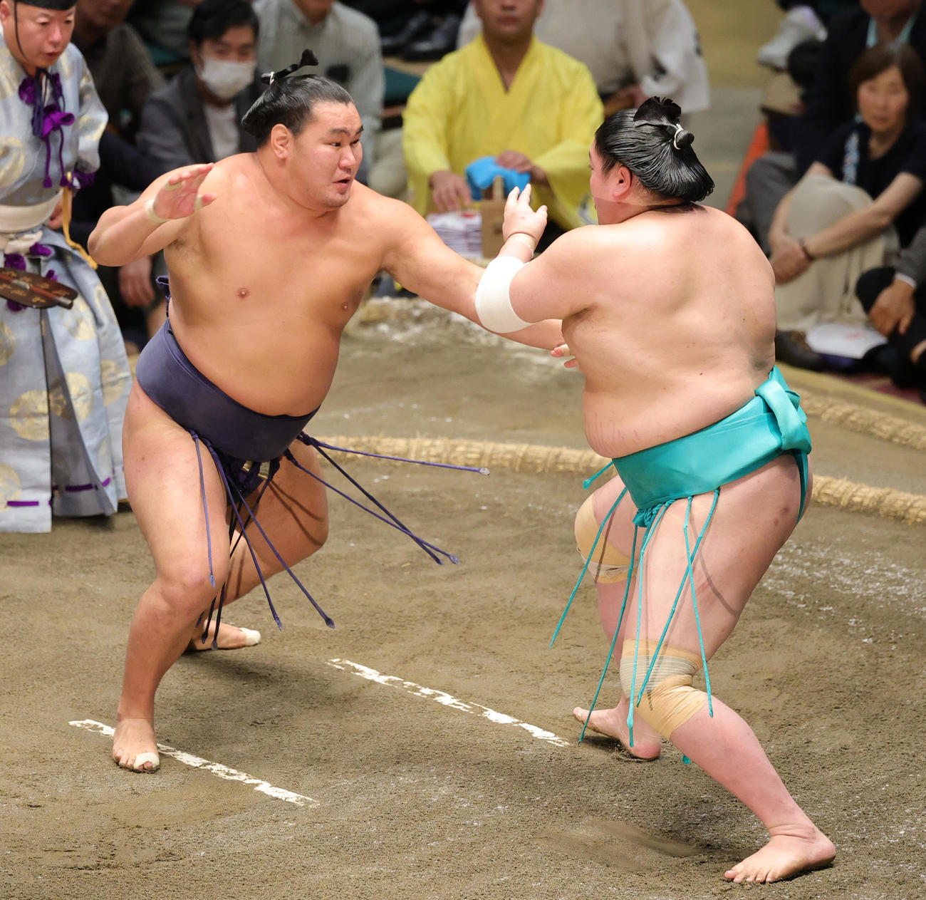 一山本（右）をはたき込みで破った豊昇龍（撮影・野上伸悟）