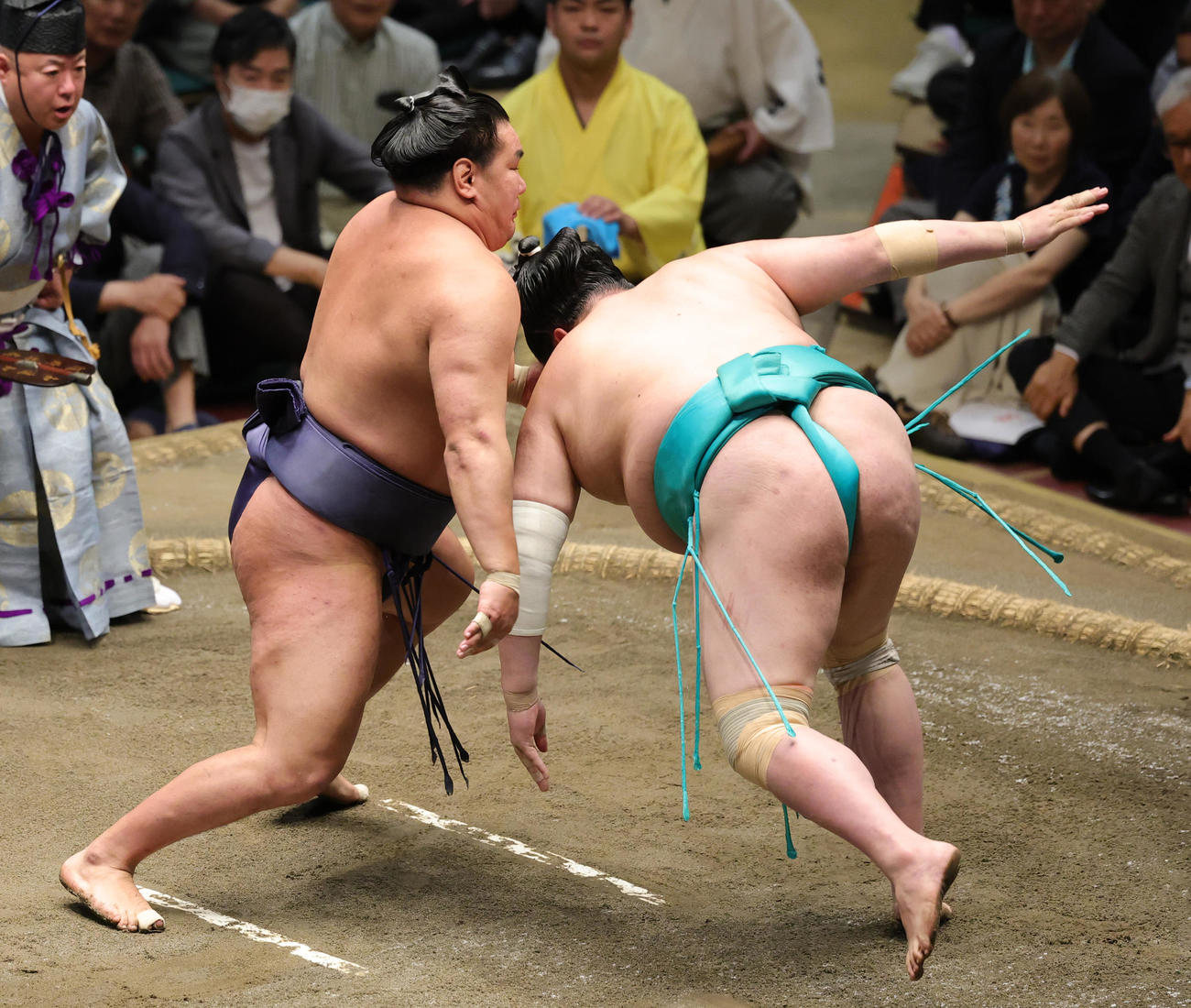 一山本（右）をはたき込みで破った豊昇龍（撮影・野上伸悟）