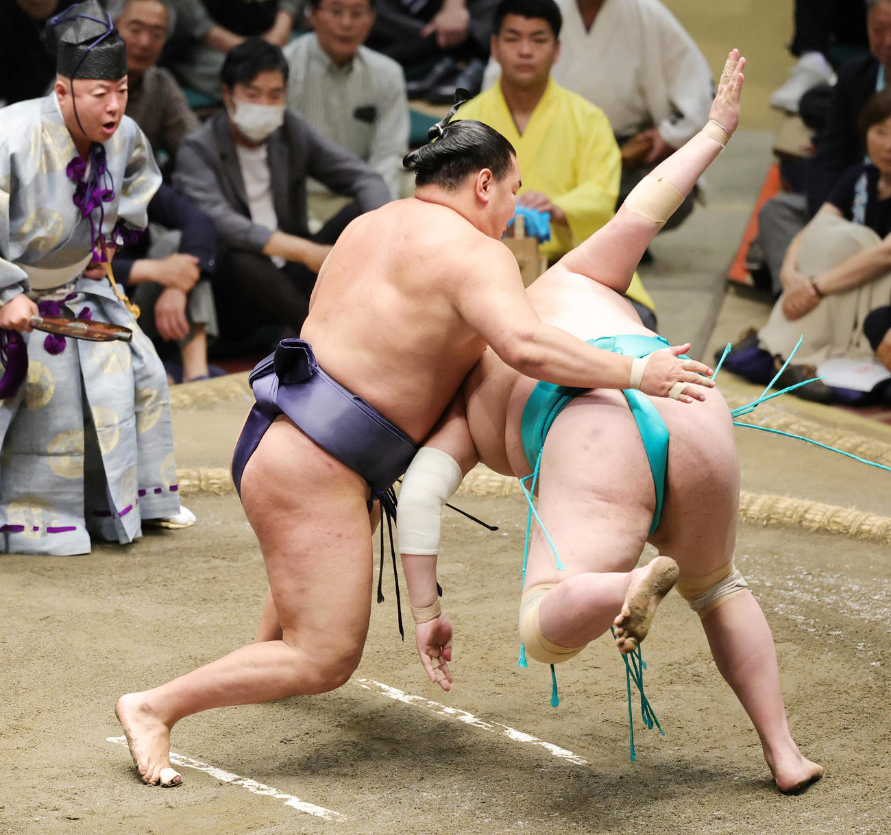 一山本（右）をはたき込みで破った豊昇龍（撮影・野上伸悟）