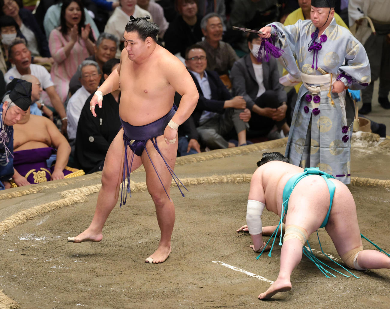 一山本（右）をはたき込みで破った豊昇龍（撮影・野上伸悟）