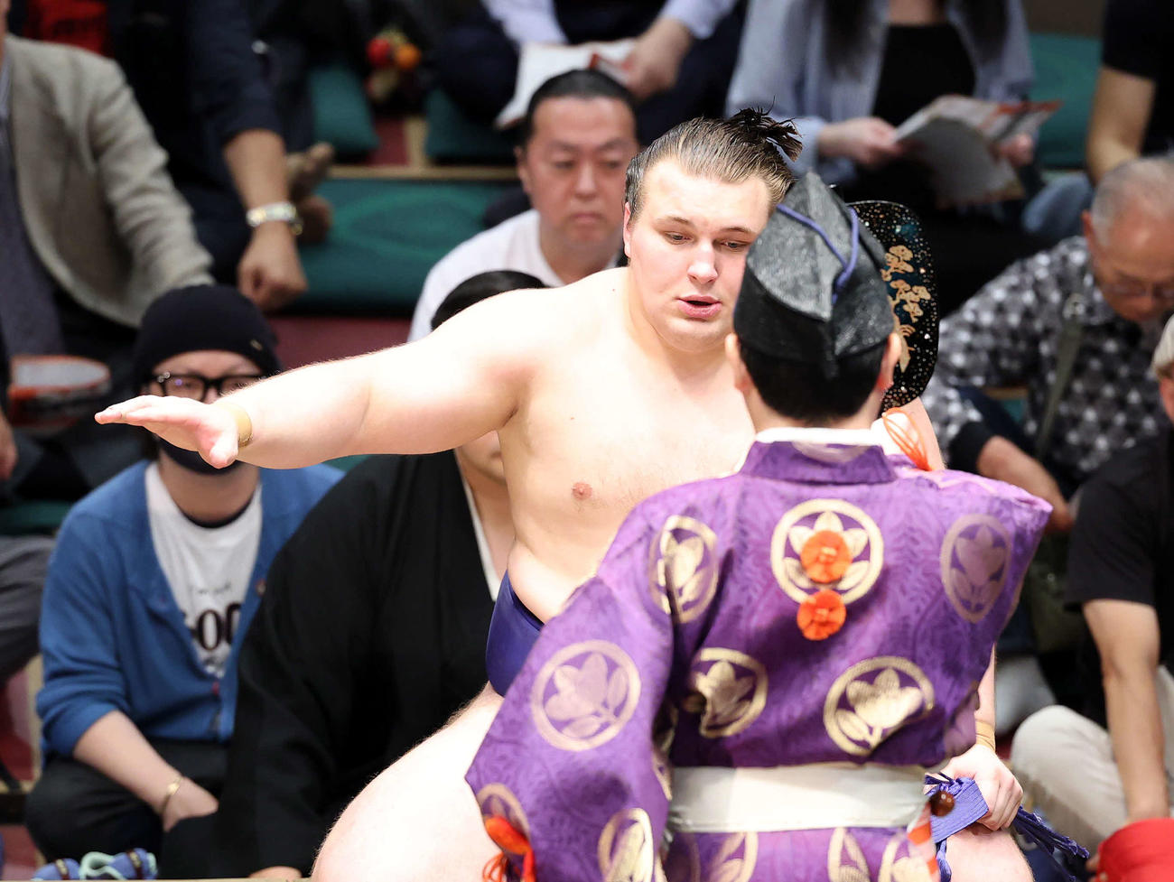 千代翔馬を押し出しで破り勝ち名乗りを受ける安青錦（撮影・鈴木正人）