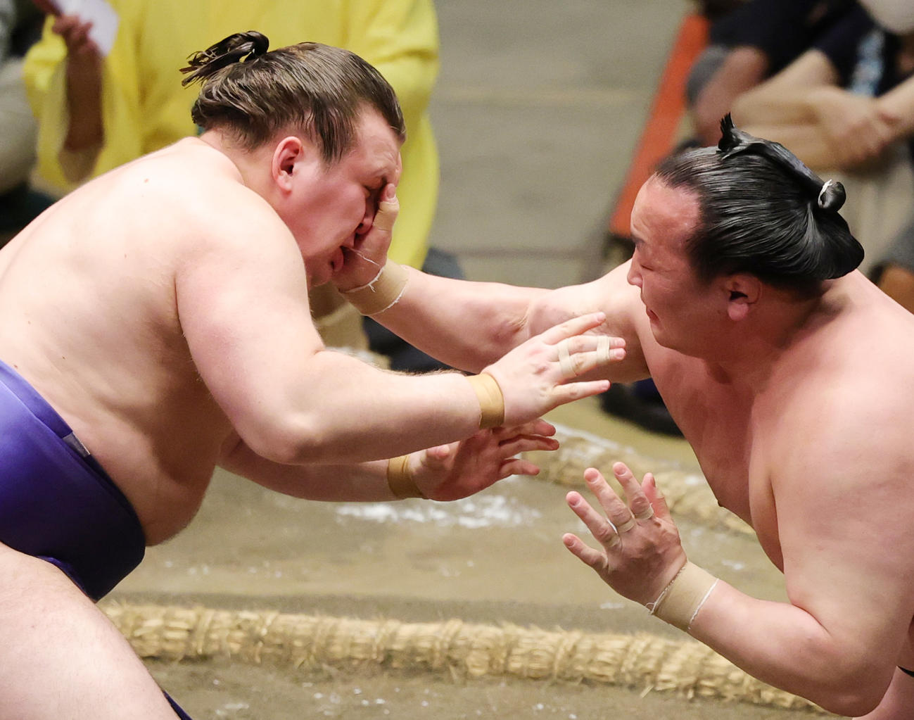 千代翔馬（右）の張り手を耐える安青錦（撮影・野上伸悟）